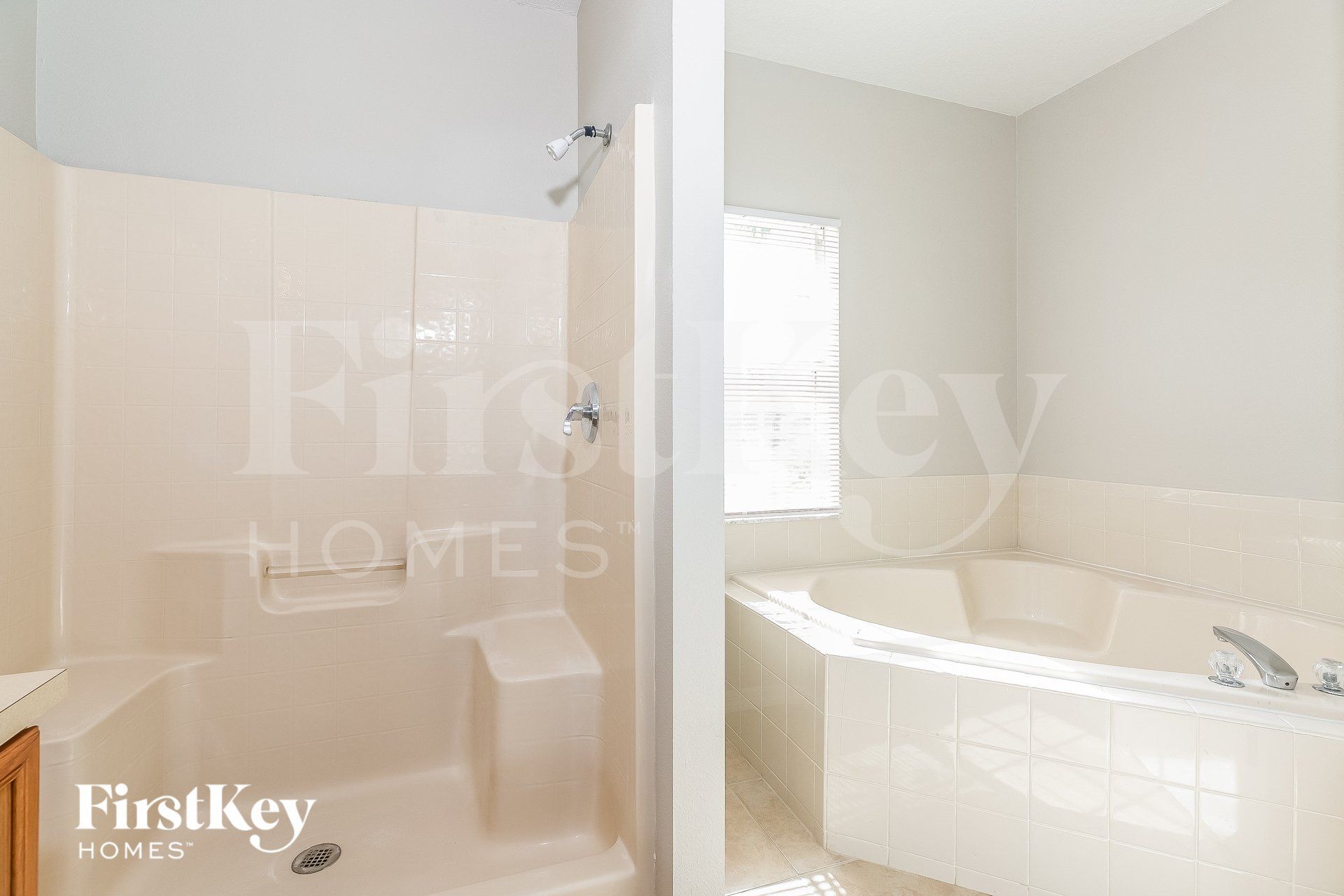 Building Photo - 927 Cannes Dr