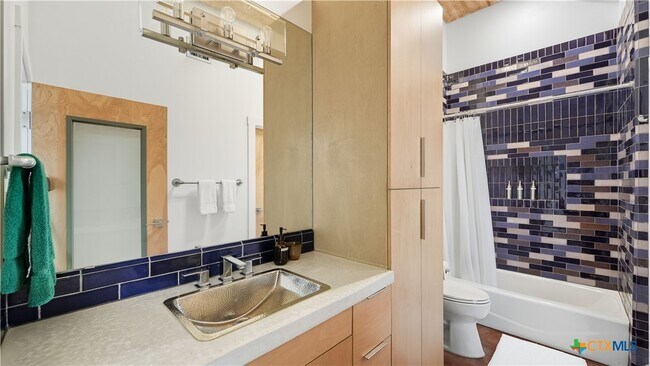 Building Photo - 222 Losoya St