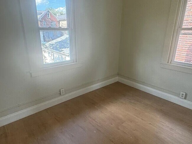 Building Photo - Freshly Painted 3BR 1BA home in East Pittsburgh