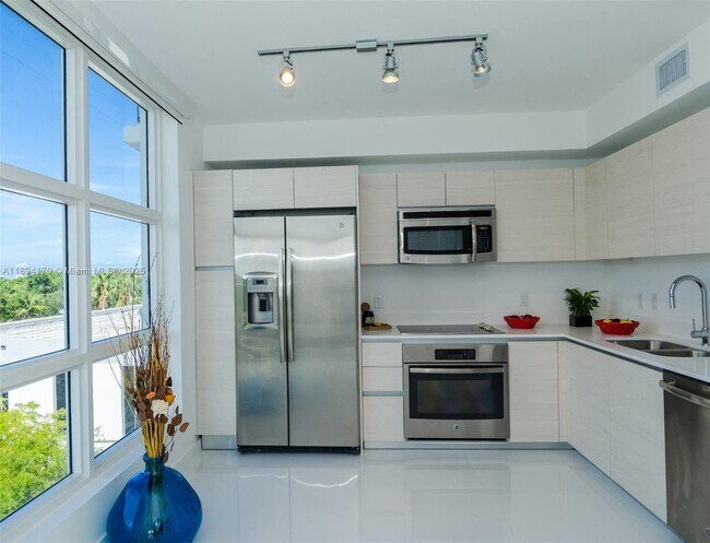 Primary Photo - 4250 Biscayne Blvd