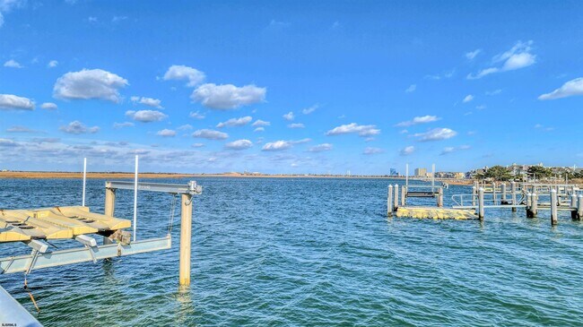 Building Photo - 909 N Cambridge Ave