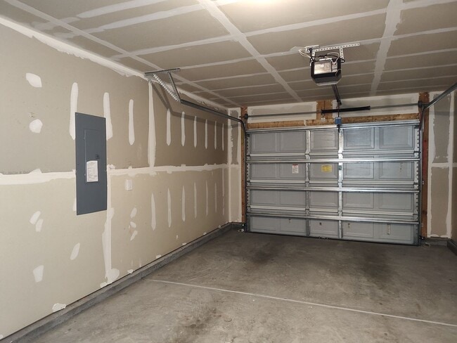 Building Photo - Pristine, 3 bedroom, 2.5 bathroom home located in the Stewart Creek States Subdivision!