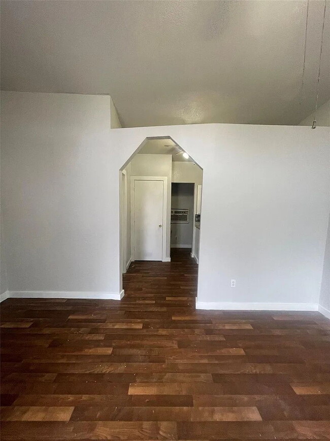 Building Photo - "Charming 1-Bed Gem in San Marcos: Cozy 700 sq ft Haven on West McCarty Lane!"