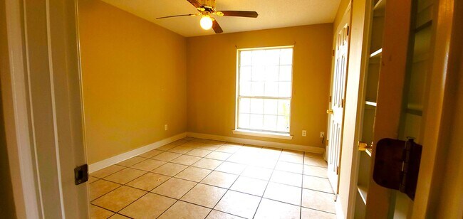 Building Photo - SUPER SPACIOUS 2 Bedroom, 2 Bathroom duple...