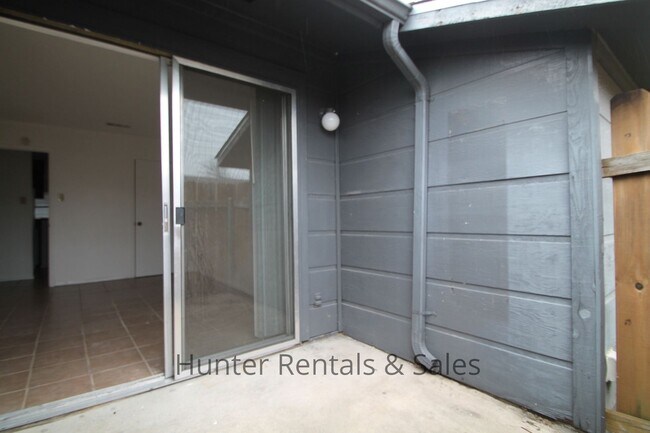 Building Photo - Water paid on this 1 bedroom close to post!