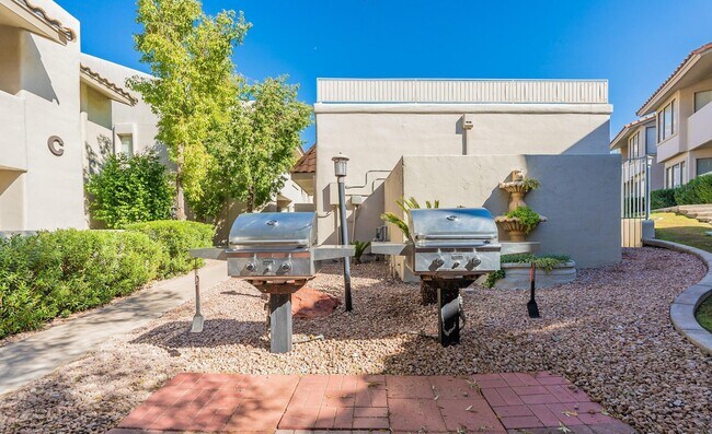 Building Photo - 1820 E Morten Ave