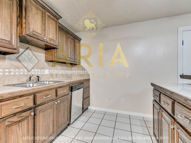 Building Photo - *639-641 Welston Cr.