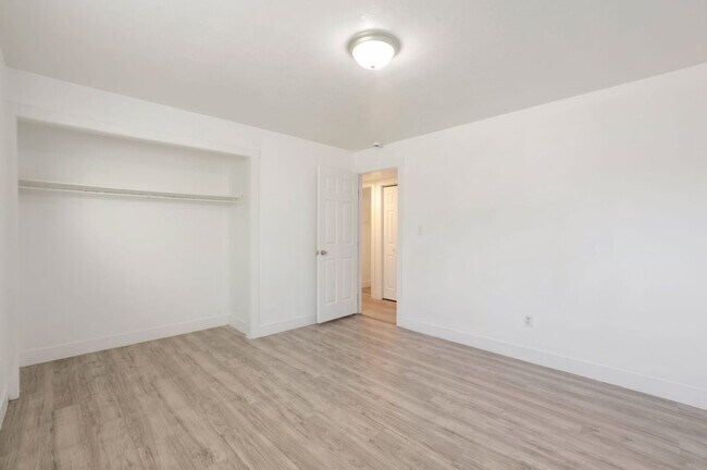 Building Photo - North Salt Lake 2 BD 1 BA - $500 Amazon Gift Card!! - $500.00 Security Deposit OAC -Brookside Lof...