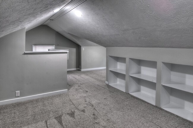 Building Photo - 4 bed in Aksarben