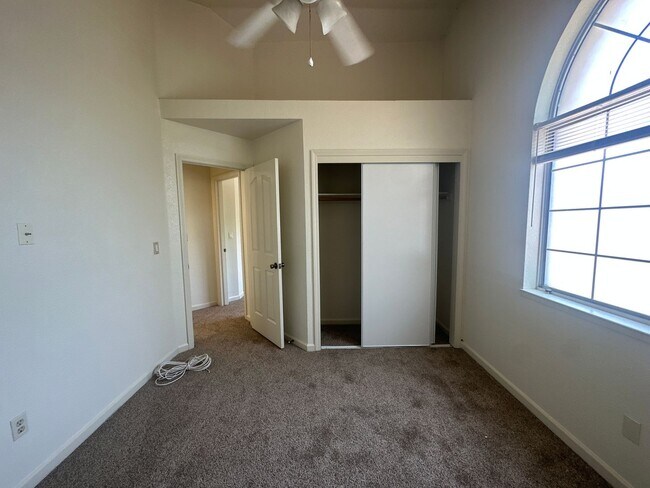 Building Photo - 325 Melbourne Dr