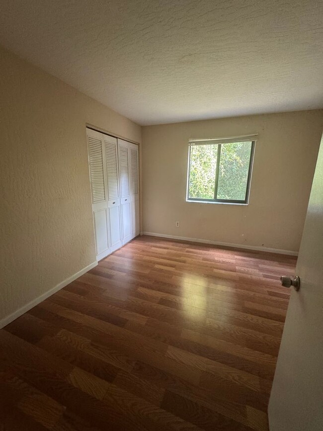 Building Photo - Spacious Ground-Floor 2-Bed/2-Bath Condo i...