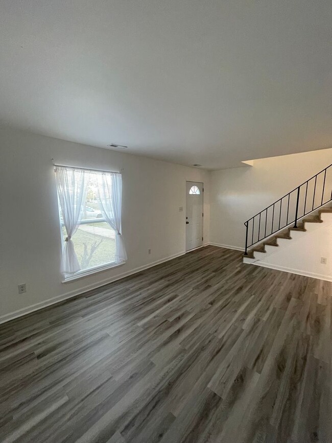 Building Photo - Centrally Located 3BR Townhome – Close to ...