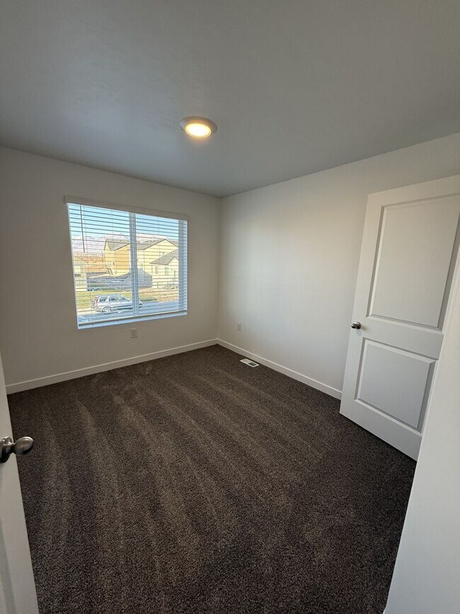 Building Photo - Beautiful Town Home in Salem, UT