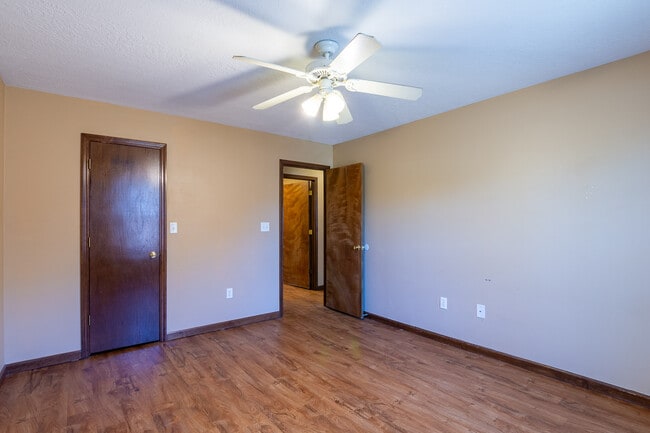 Building Photo - 303 6th Ave