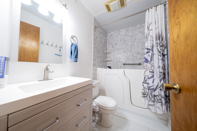 Building Photo - 1039 Fillmore Cir NE