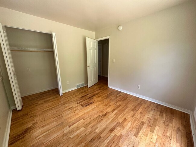 Building Photo - 4 bedroom home in Lowell Schools!