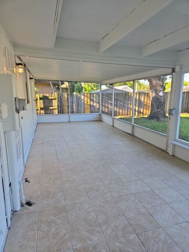 Building Photo - LABOR DAY SPECIAL Great Renovated 3/1 |  Q...