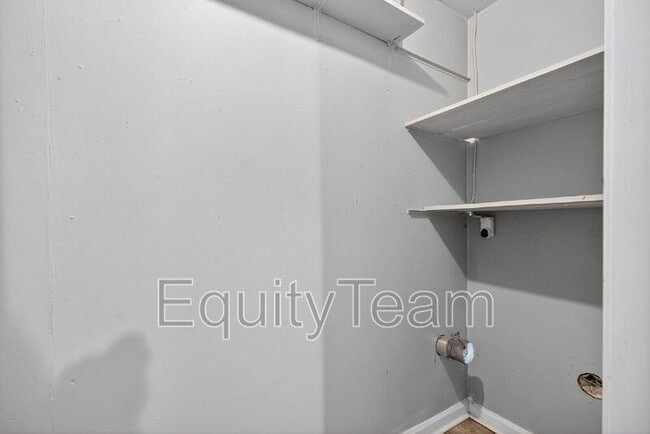 Building Photo - 10032 Regency Ct