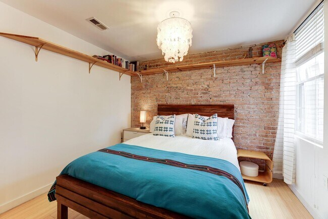Building Photo - Updated  and Open Plan One Bed/One Bath 16...