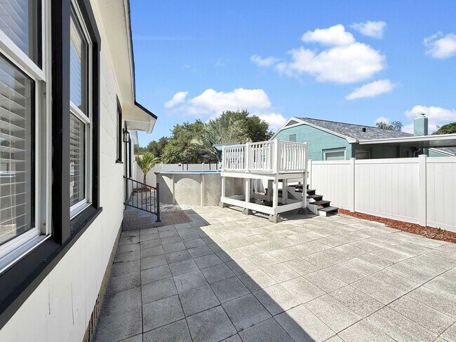 Building Photo - Recently Updated 3/2 with Pool and 2 Car Garage