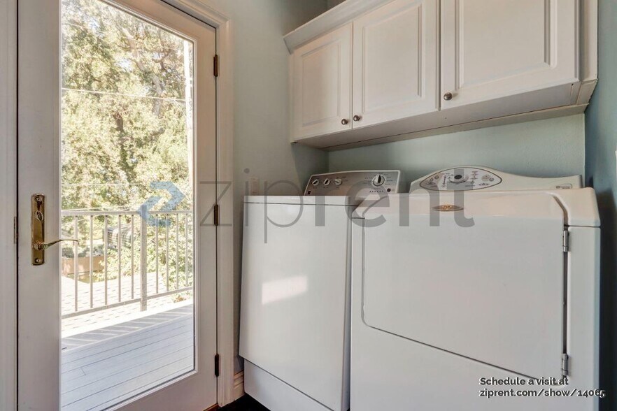 Building Photo - Unit