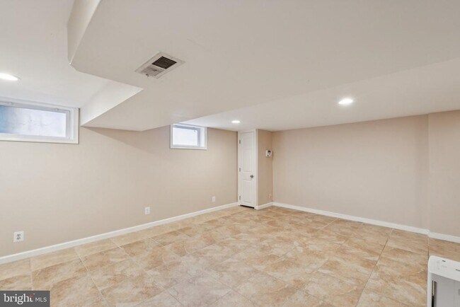 Building Photo - 2718 S Uhle St
