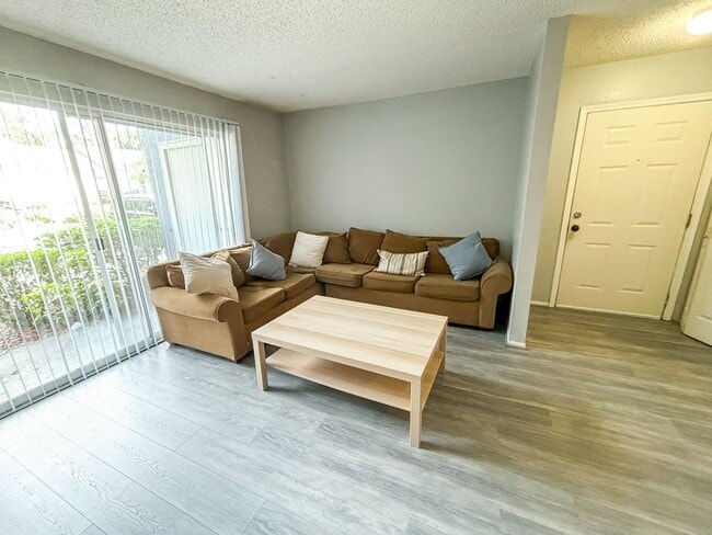 Building Photo - Windsor Park #317 - Pet Friendly!