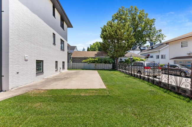 Building Photo - 302 E Harriet Ave