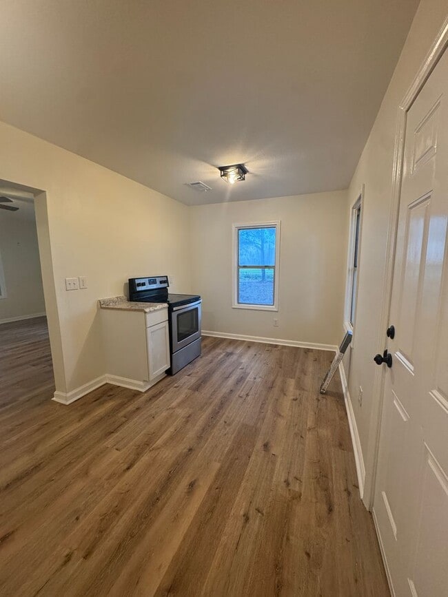 Building Photo - 3 Bed / 1 Bath between Jonesboro and Lake ...
