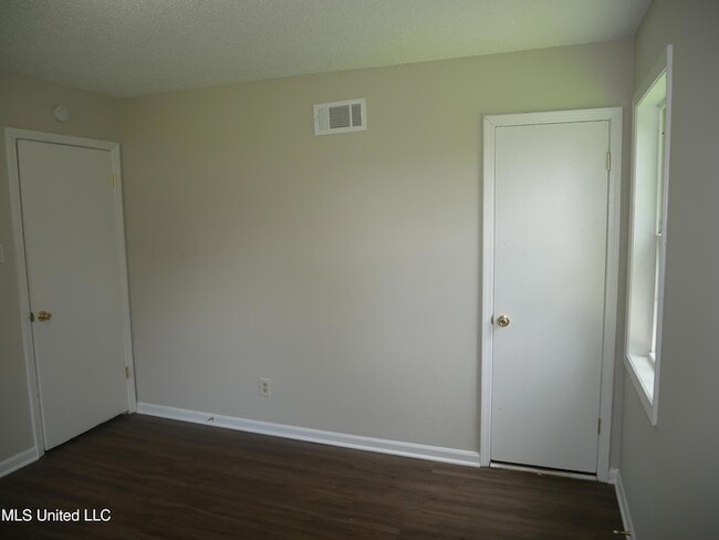 Building Photo - 2011 Coral Hills Dr