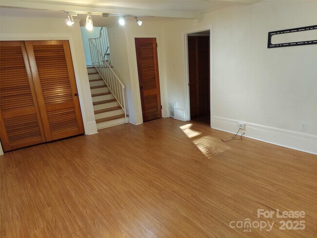 Building Photo - 3813 Selwyn Ave