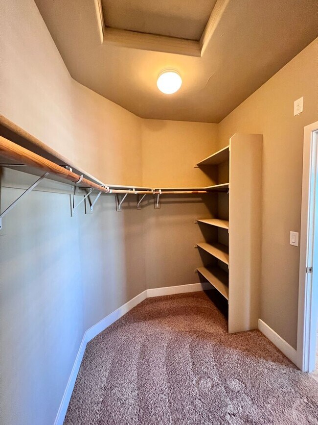 Building Photo - Stunning 3 Bedroom, 2.5 Bath Single Family Home, Gated Community, Beautiful Inside & Out!