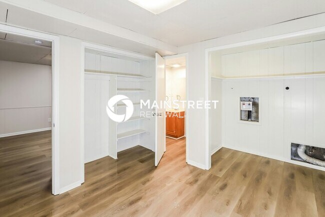 Building Photo - 3 Bedroom Pet-Friendly Home in KANSAS CITY, MO with Main Street Renewal