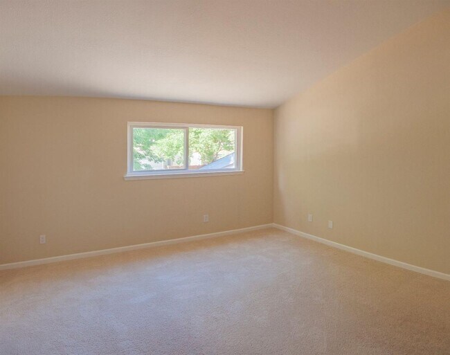 Building Photo - ? Greenbelt Access | Sauna | Updated Interior ?
