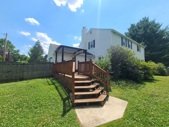 Building Photo - 2105 Hemlock Rd