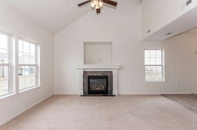 Building Photo - Spacious Duplex with Fenced Yard