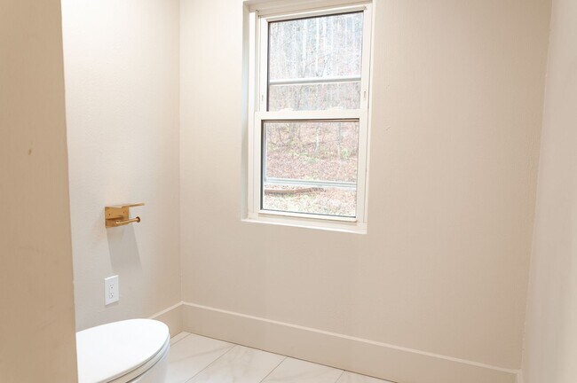 Building Photo - 3br/2bath Custom Remodeled Home Near Okemo