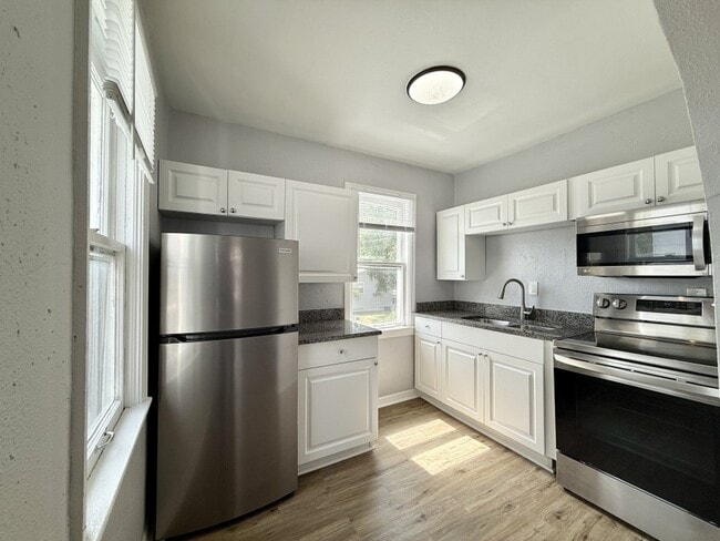 Building Photo - 711 18th Ave S