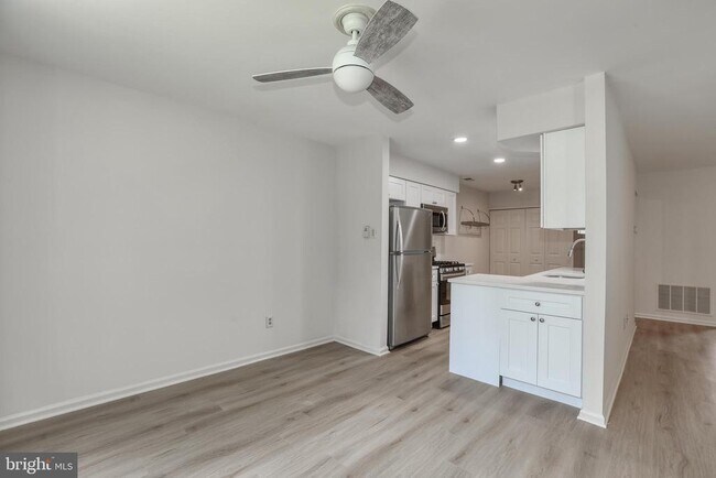 Building Photo - 20 Andover Cir