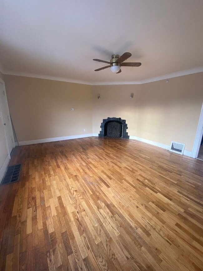 Building Photo - L205