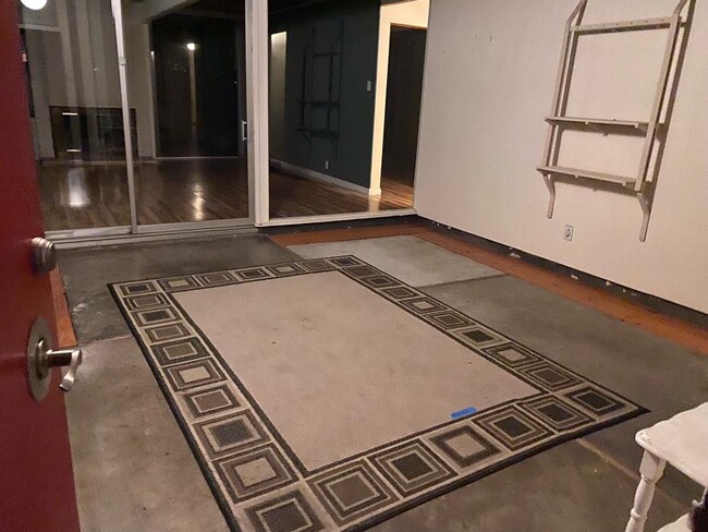 Atrium with skylight upon entrance - 1102 Pomeroy Avenue