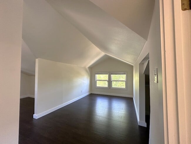 Building Photo - Gorgeous mature home with loads of charm o...
