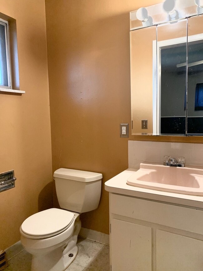 Building Photo - 3 Bedroom, 2 Bath Ranch Home with 1 Car At...