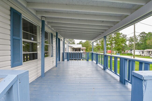 Building Photo - Double wide and magnificent Mobile Home in...