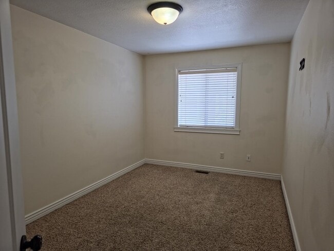 Building Photo - Beautiful 3 Bed, 2.5 bath Townhome with Attached 2 Car Garage in Rock Creek
