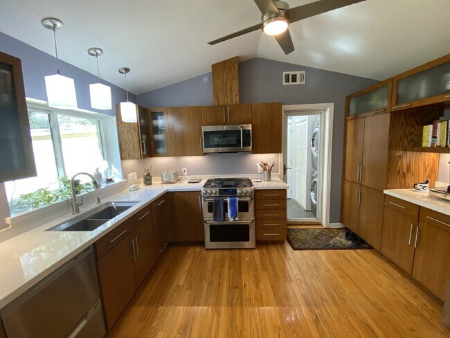 Building Photo - 256 Lorenz Rd