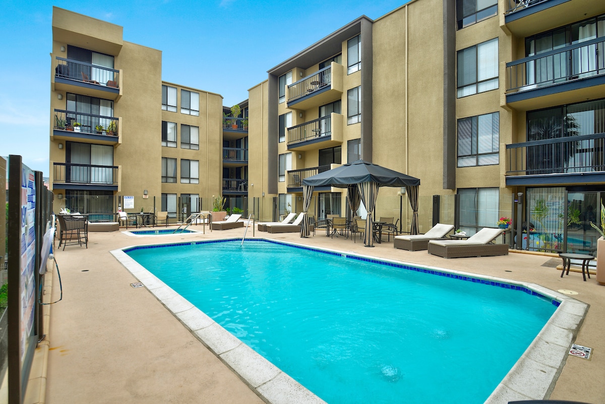 Building Photo - 7320 Hawthorn Ave