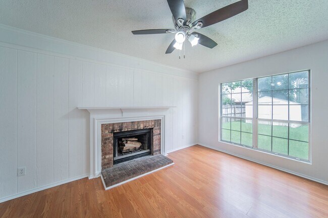 Building Photo - Spacious 4-Bedroom Home Across from the Pa...