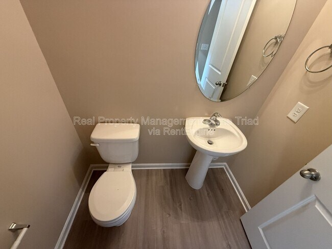 Building Photo - 2003 Chapel Park Ln