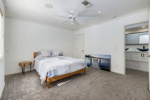 Building Photo - San Diego Coastal Dream Crown Point Jewel 3 or 6 Month lease only Partially Furnished Ready for M...